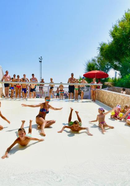 Persone si divertono su uno scivolo d'acqua in estate.