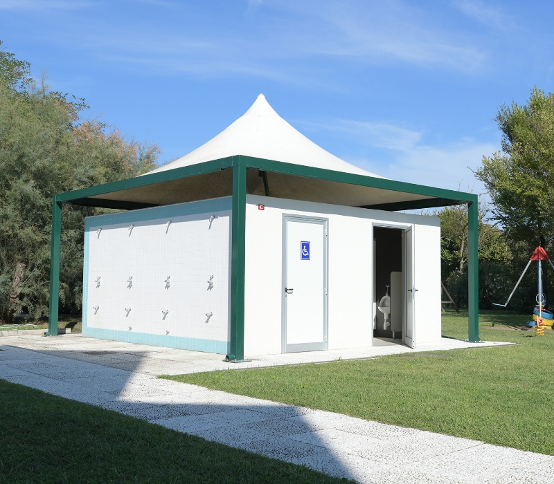 Struttura con docce esterne e bagno accessibile in un parco.