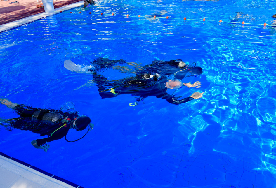 Sub in allenamento in piscina, imparano tecniche di immersione e sicurezza.